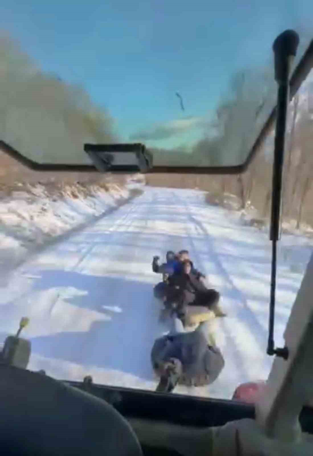 Bursa’da çocuklar traktöre bağlanan lastiklerle karın keyfini çıkardı