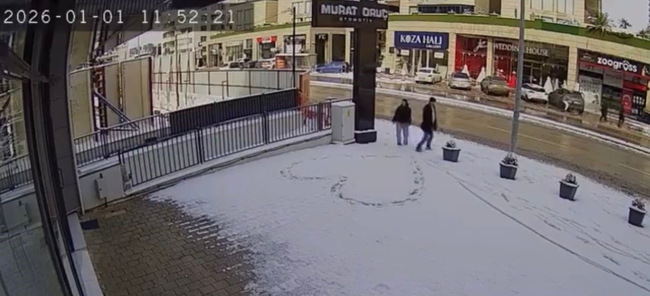 Bursa&rsquo;da karla kaplanan kaldırımda kalp &ccedil;izdiler, g&uuml;venlik kamerasını izleyenlerin i&ccedil;i ısındı
