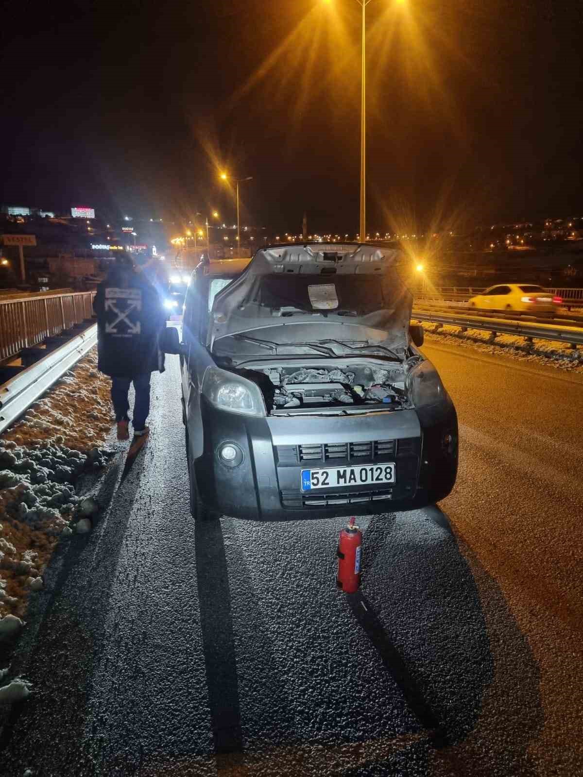 Sinop’ta seyir halindeki hafif ticari araç alev aldı