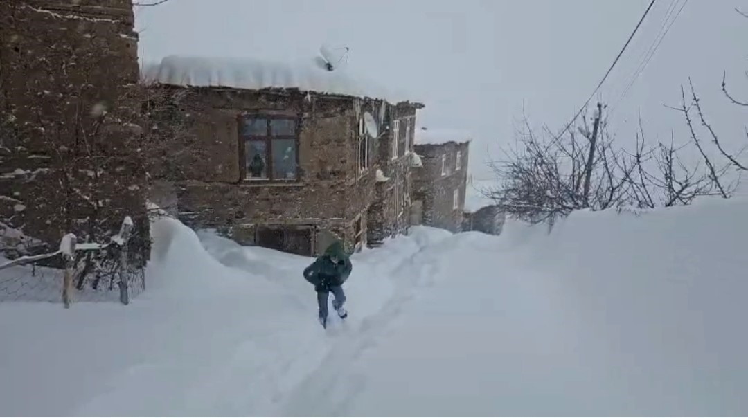 Van’da kardan dolayı kapanan 625 yoldan 408’i açıldı