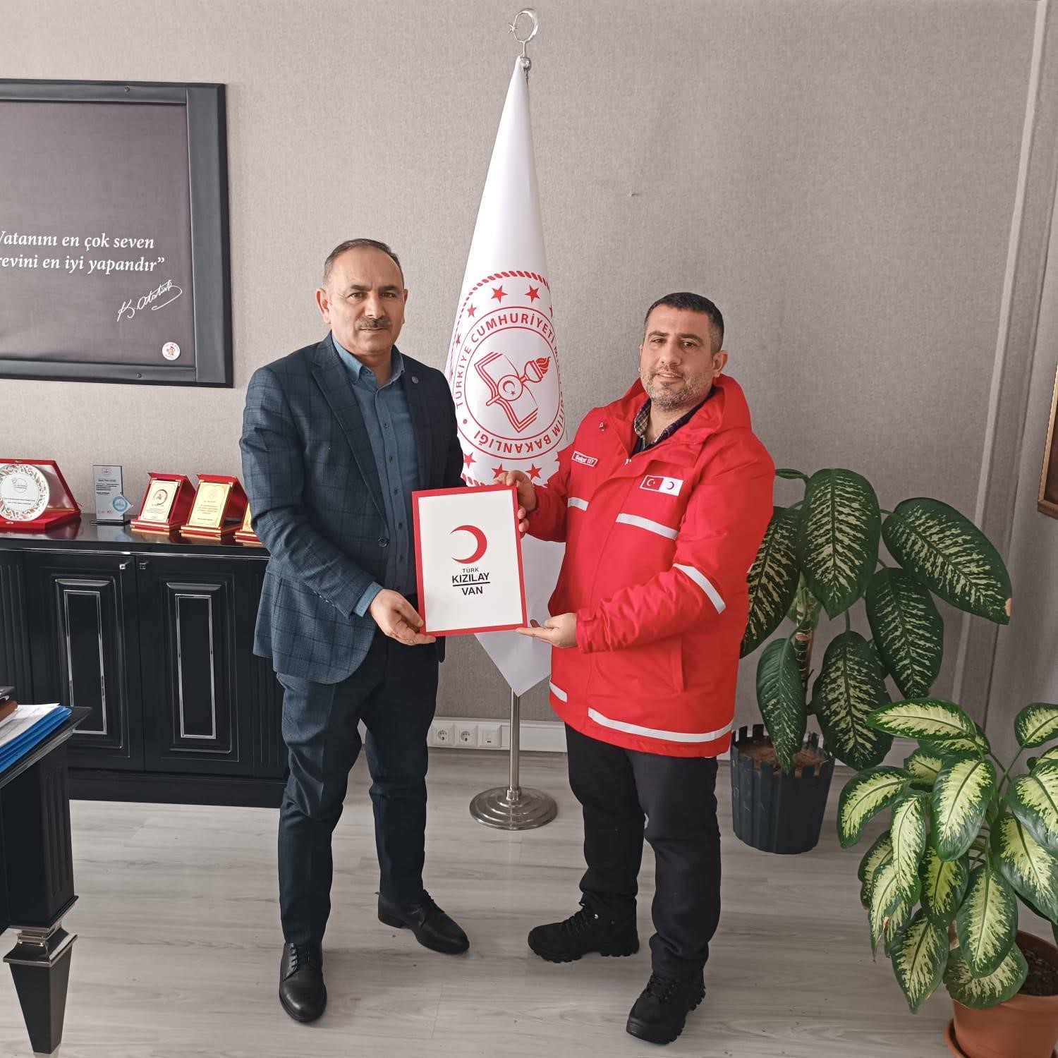 Muradiye’de 16 bin öğrenciye giyim desteği