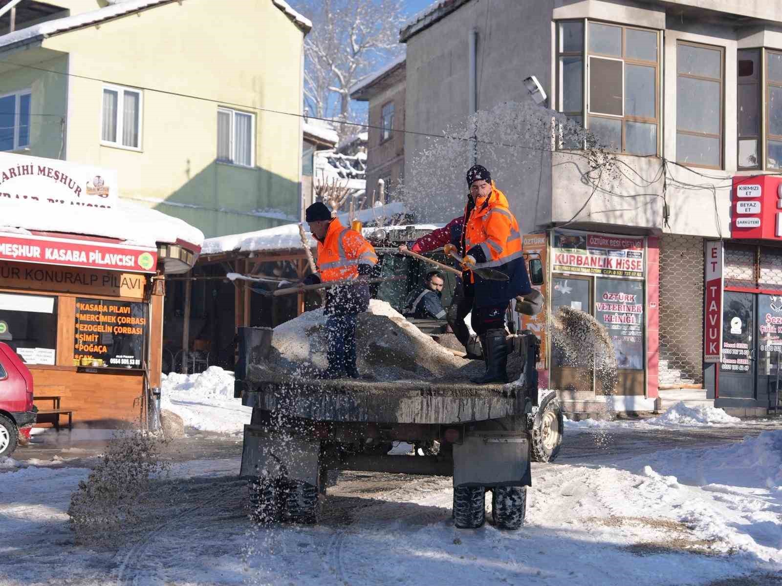 Düzce Belediyesi yolları açık tuttu ulaşım sekteye uğramadı