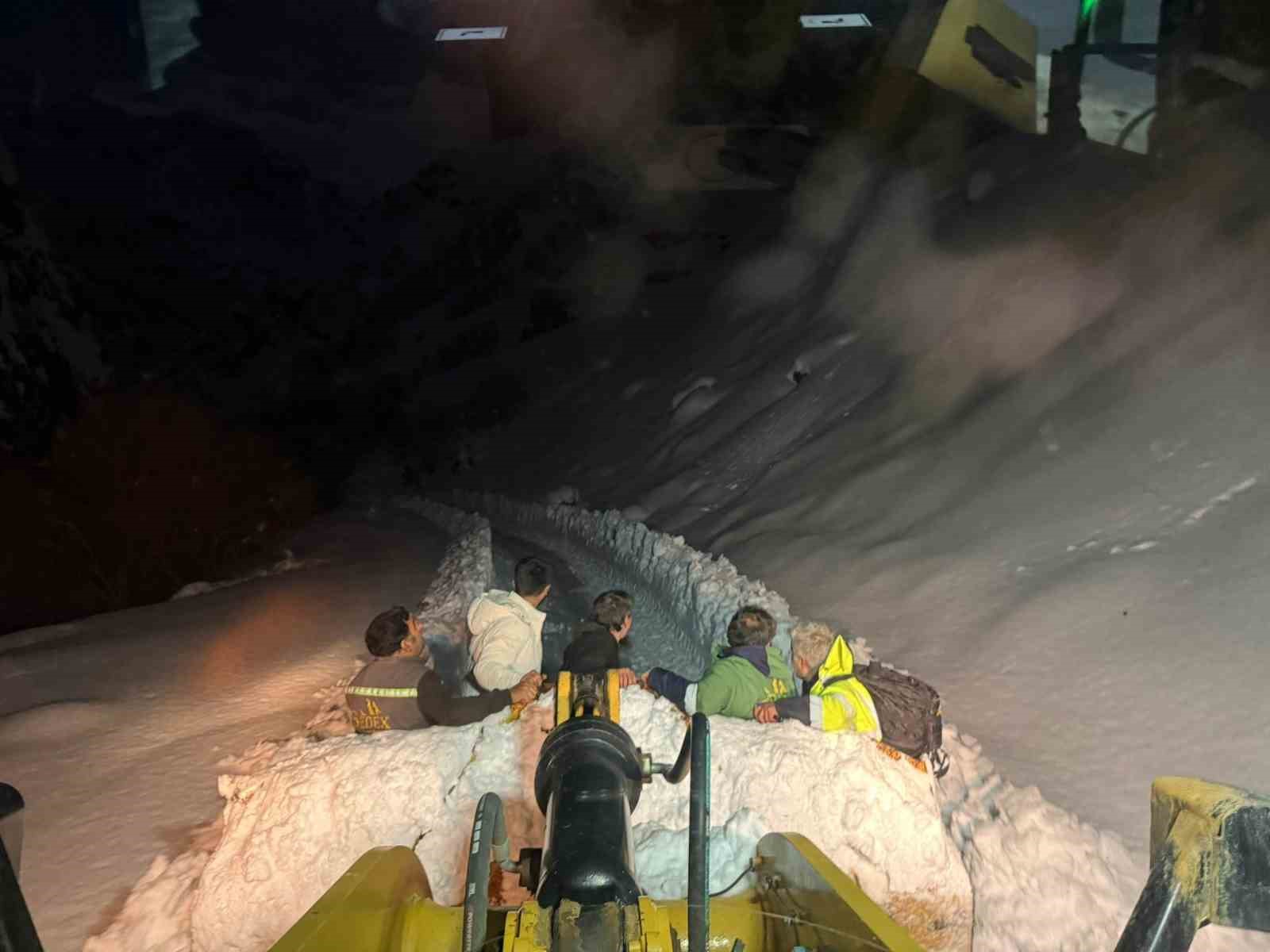 Hakkâri’de mahsur kalan işçiler kurtarıldı