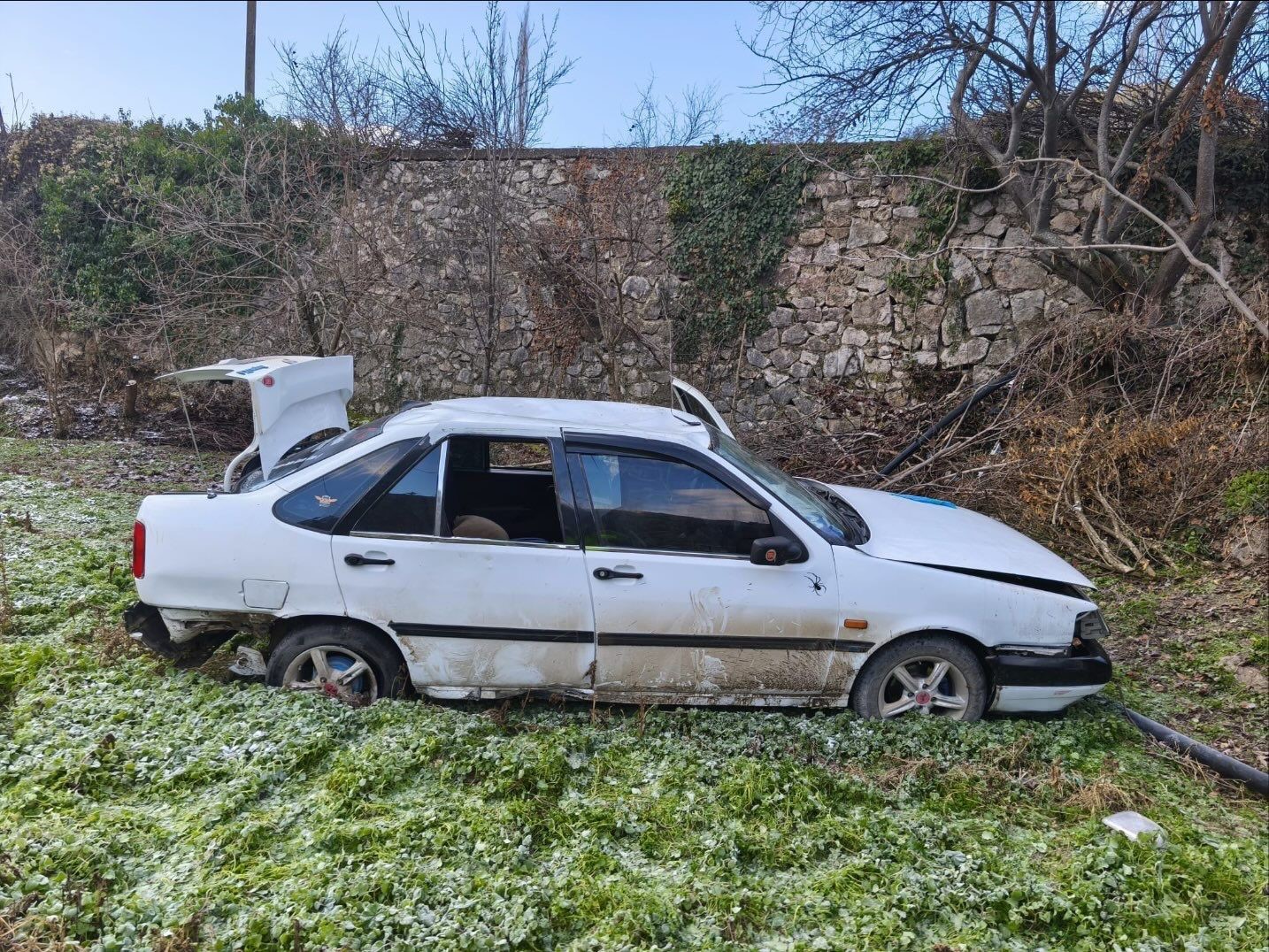 Kontrolden çıkan otomobil şarampole uçtu: 3 yaralı