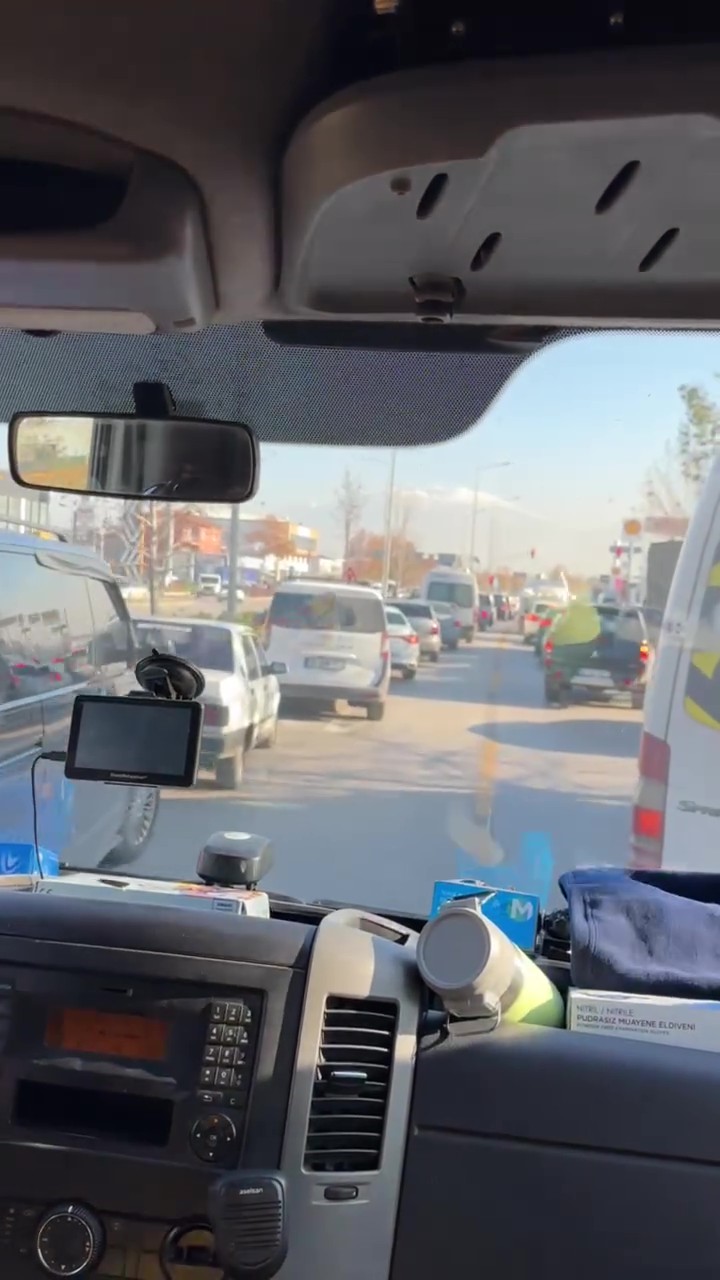 Denizli’de duyarlı sürücülerin fermuar sistemi ile yol verdiği anlar kamerada