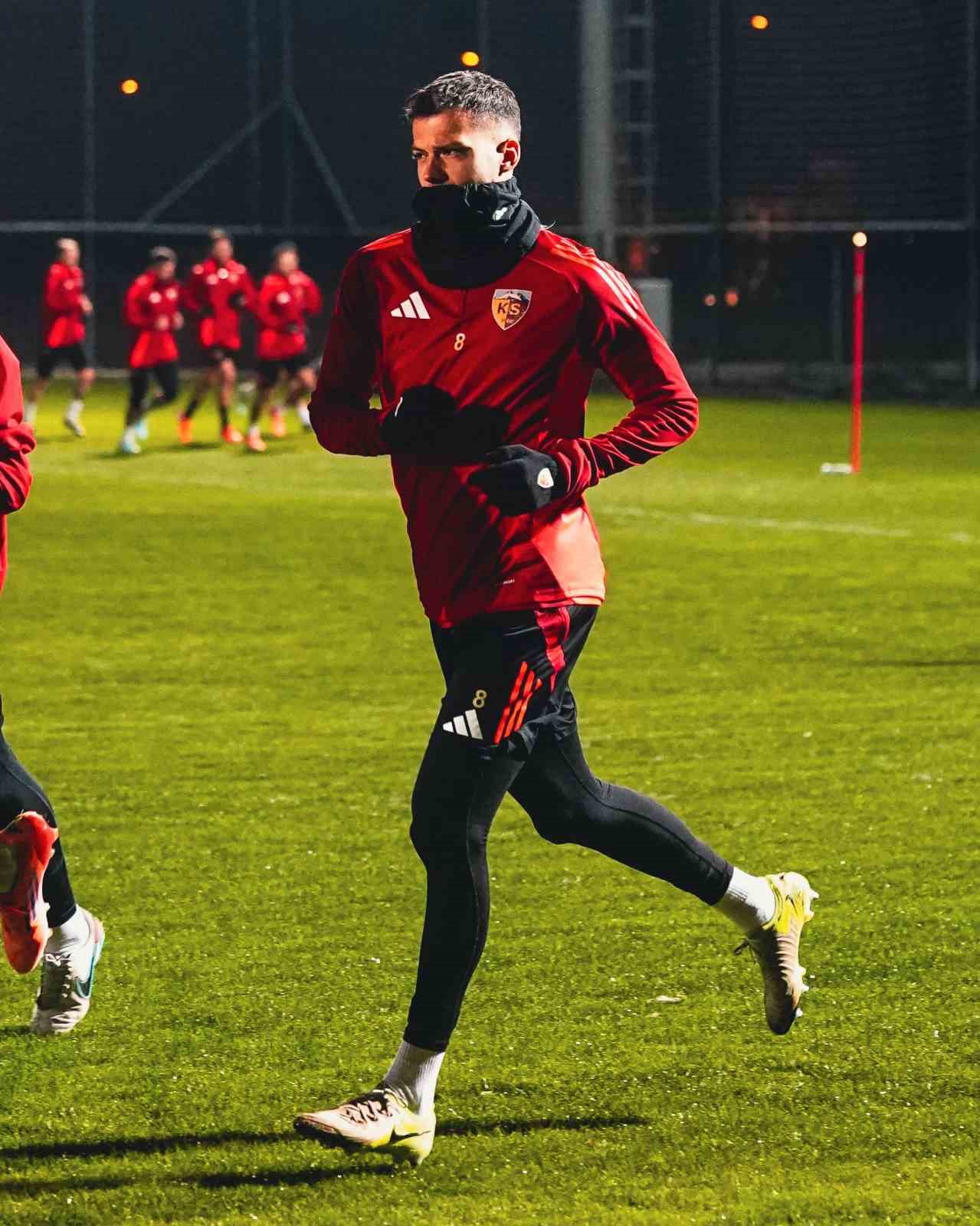 Kayserispor’un Antalya kampı başladı