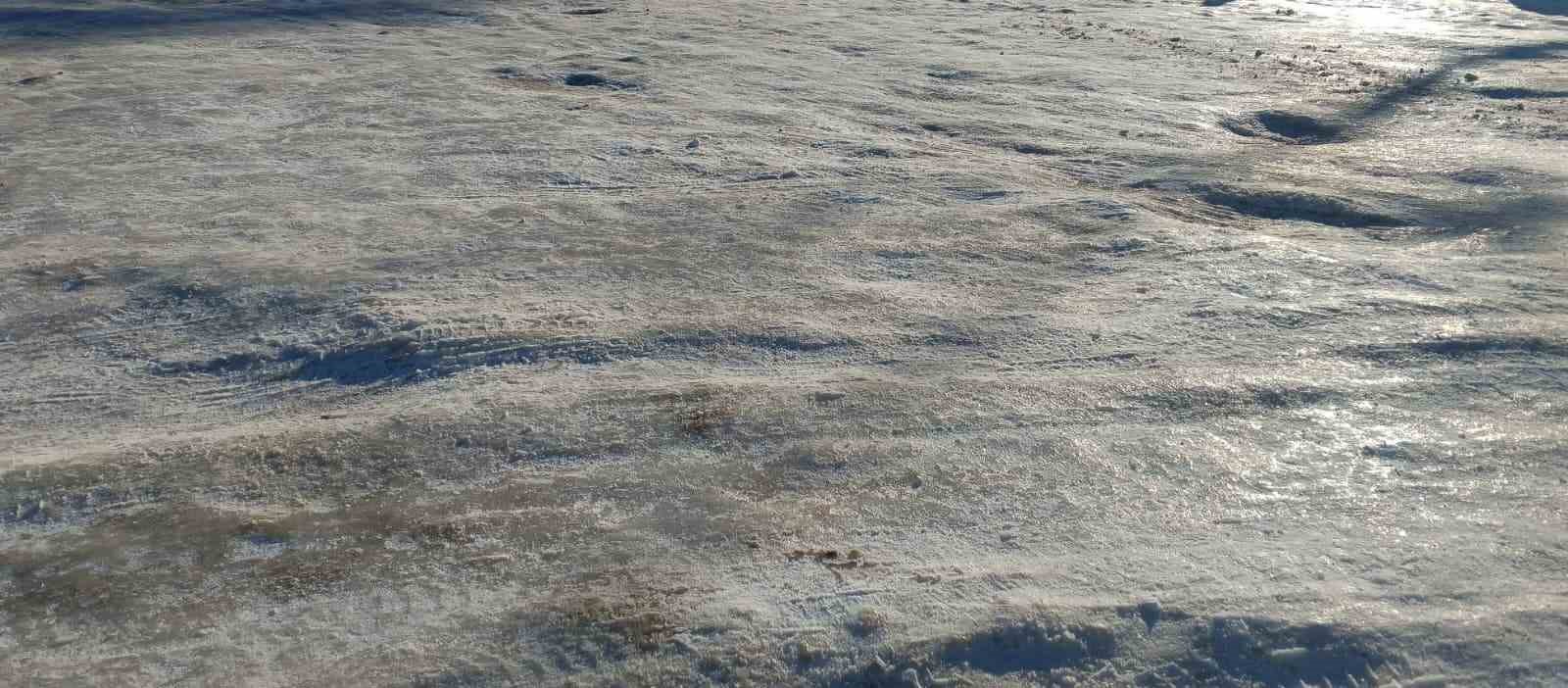 Gölbaşı&rsquo;nda yollar buz pistine döndü