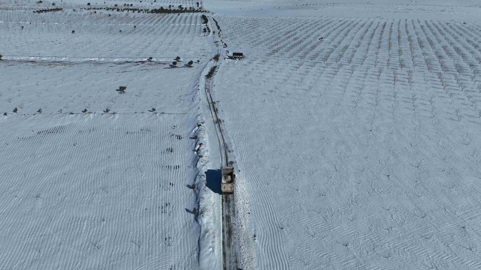 Şanlıurfa’da kapanan kırsal mahalle yolları iş makineleri ile açılıyor