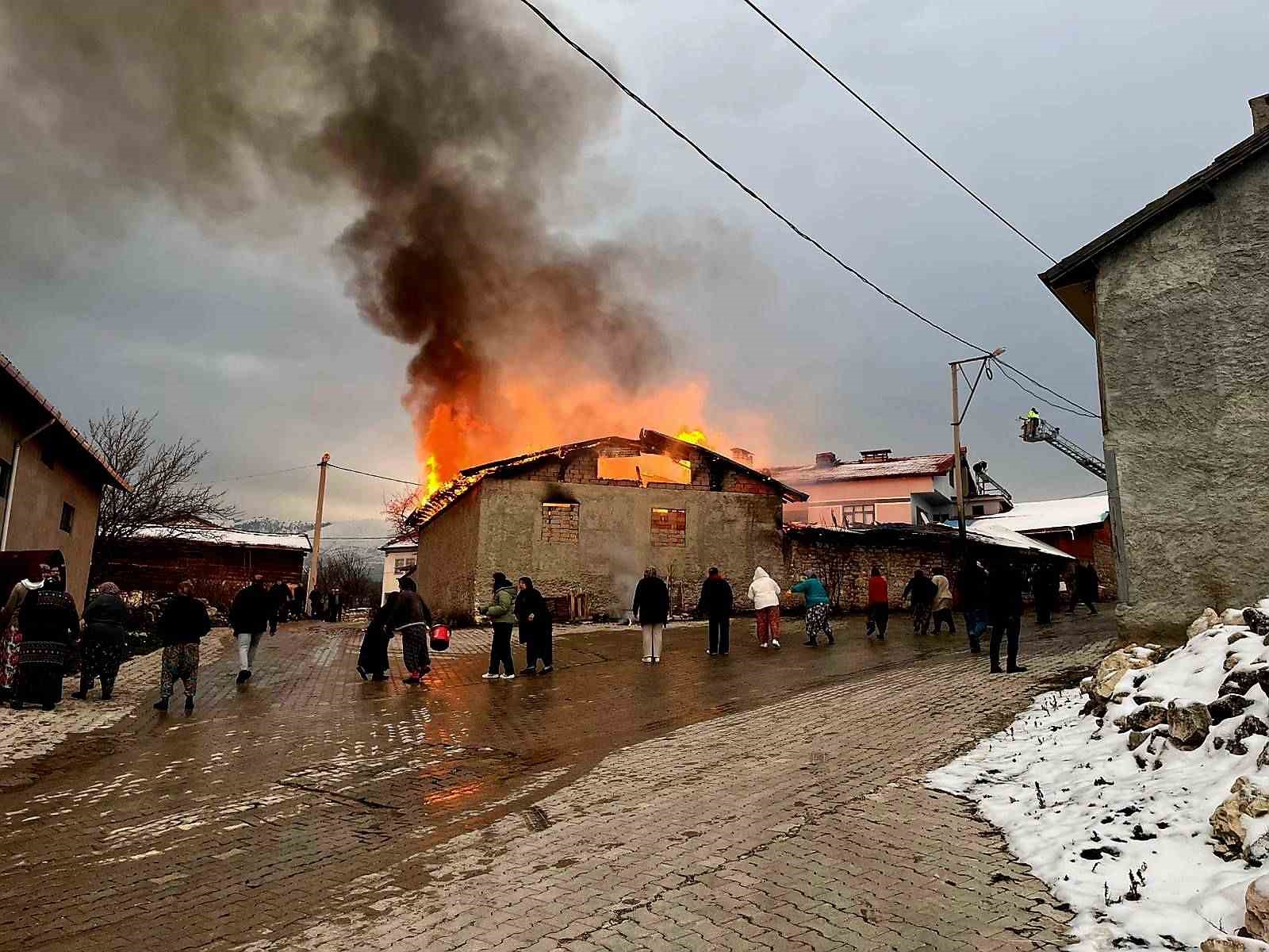 Domaniç’te ahır yangını korkuttu