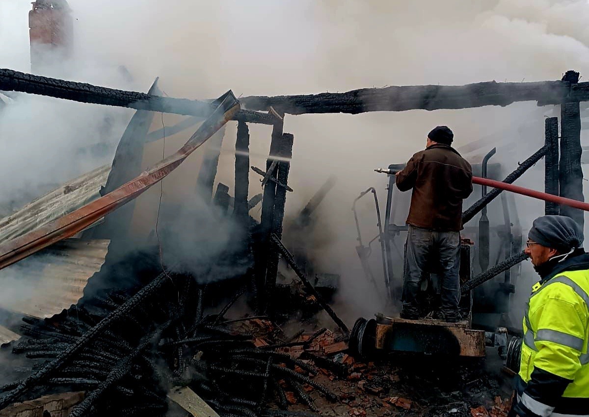 Domaniç’te ahır yangını korkuttu