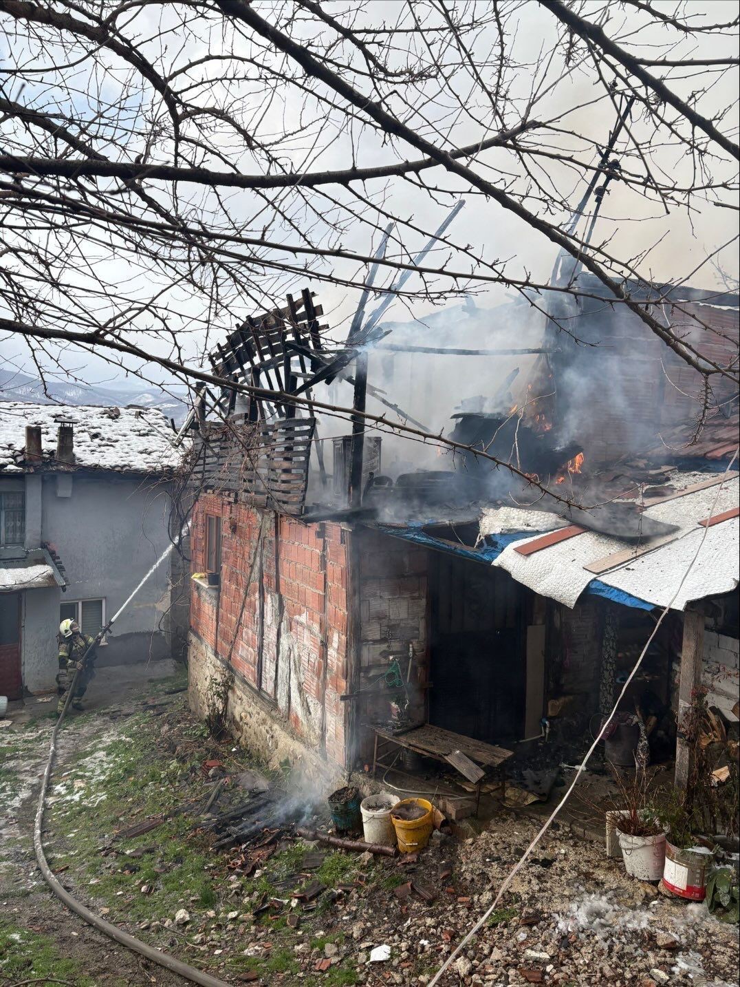 İnegöl’de korkutan yangın: tek katlı ev küle döndü