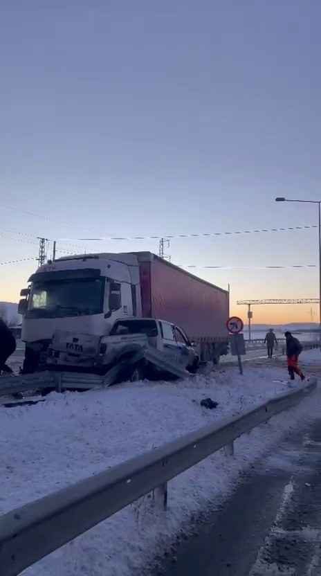 Erzurum&rsquo;da yollardaki buzlanma trafik kazalarına neden oldu

