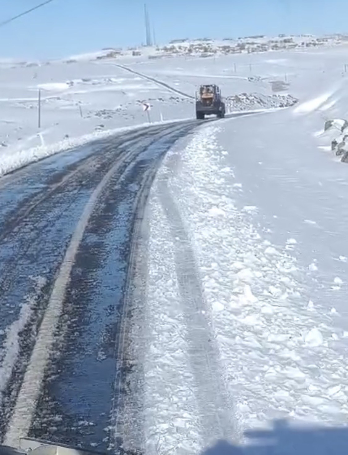 &Ccedil;ermik il&ccedil;esinde bağlantı yolları ulaşıma a&ccedil;ıldı
