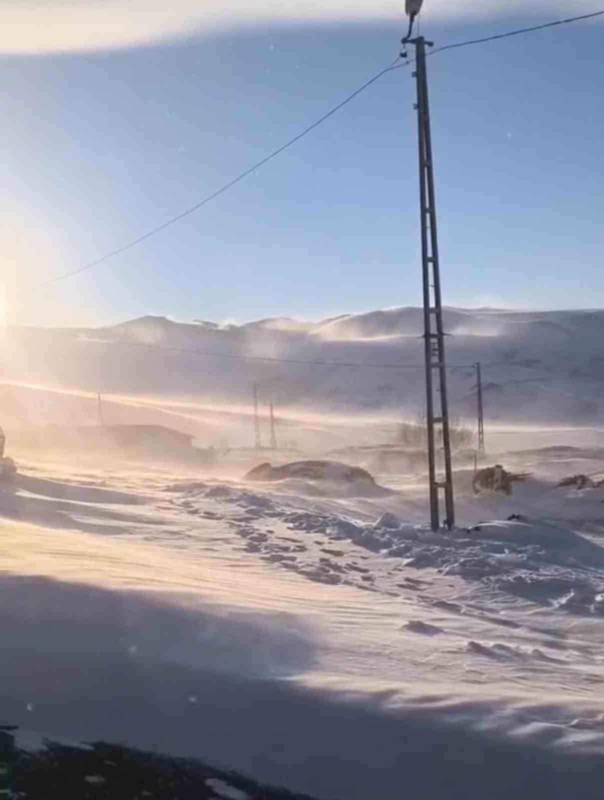 Iğdır&rsquo;ın y&uuml;ksek kesimlerinde tipi ve fırtına hayatı olumsuz etkiliyor
