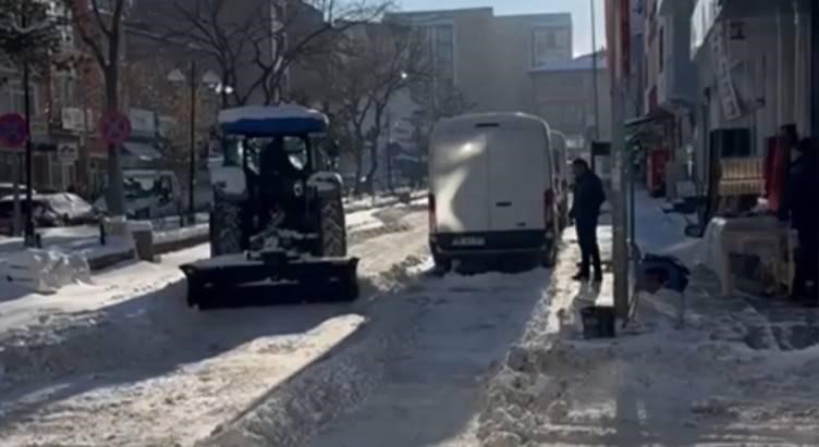 Karsta esnaf karla mücadeleye satış yaptığı traktörlerle destek verdi