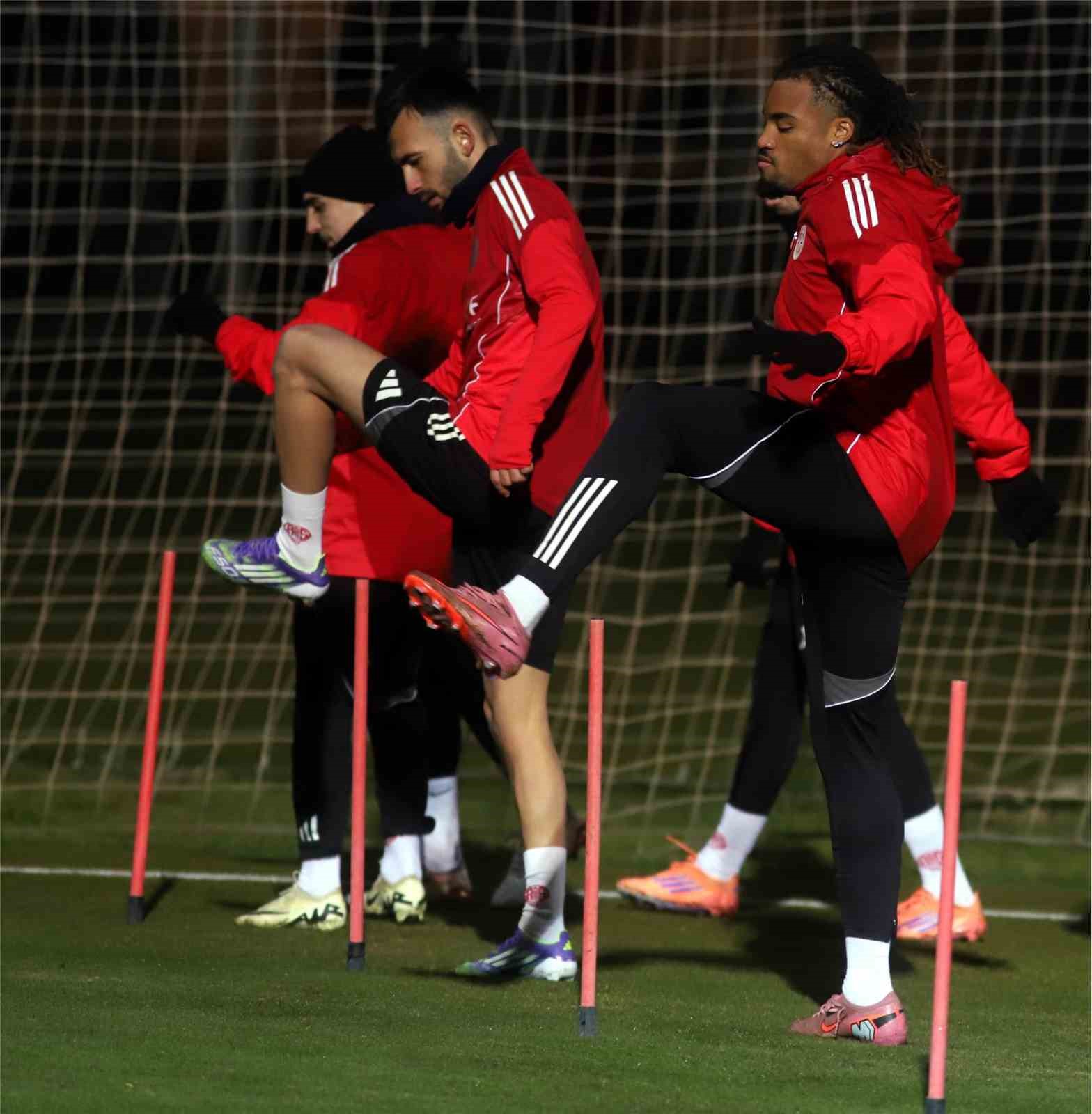 Antalyaspor, Sami Uğurlu y&ouml;netiminde ilk antrenmanına &ccedil;ıktı

