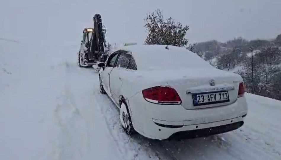 Malatya&rsquo;da karlı yolda kalan ara&ccedil; ve hasta vatandaşlara b&uuml;y&uuml;kşehir ekipleri yetişti

