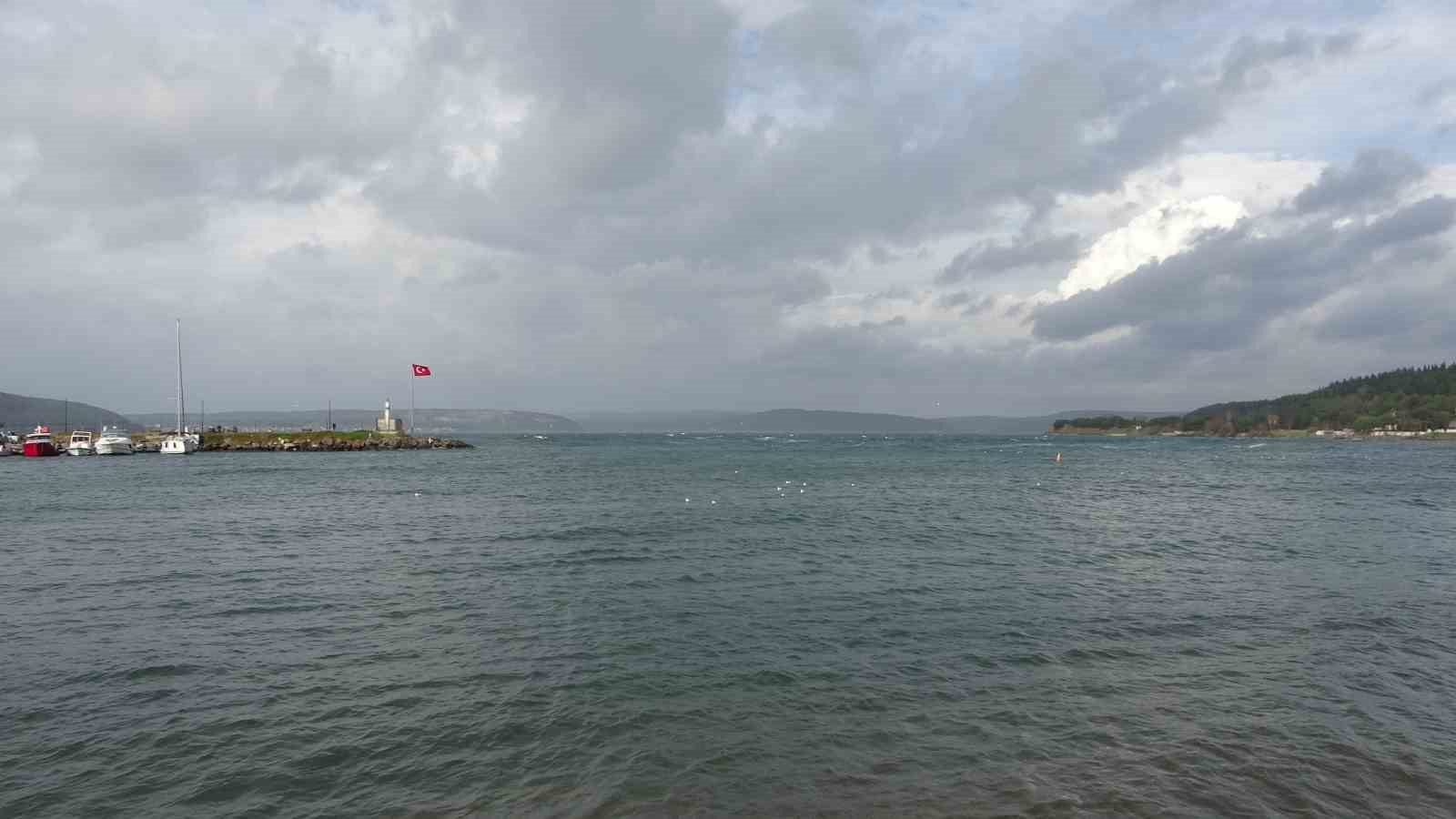 Çanakkale Boğazı lodos fırtınası nedeniyle transit gemi geçişlerine kapatıldı
