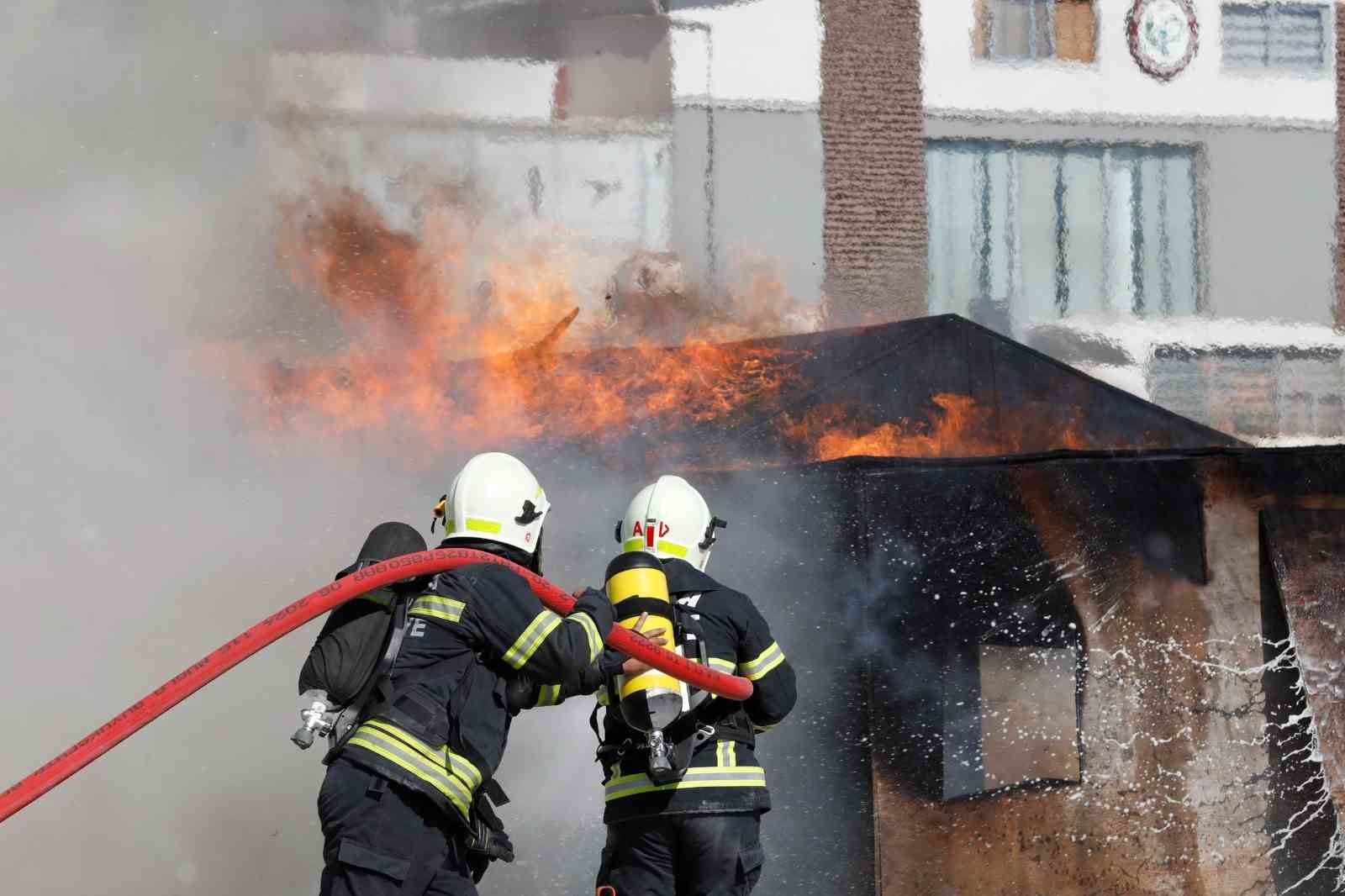 B&uuml;y&uuml;kşehir itfaiyesi 4 bin 811 olaya m&uuml;dahale etti
