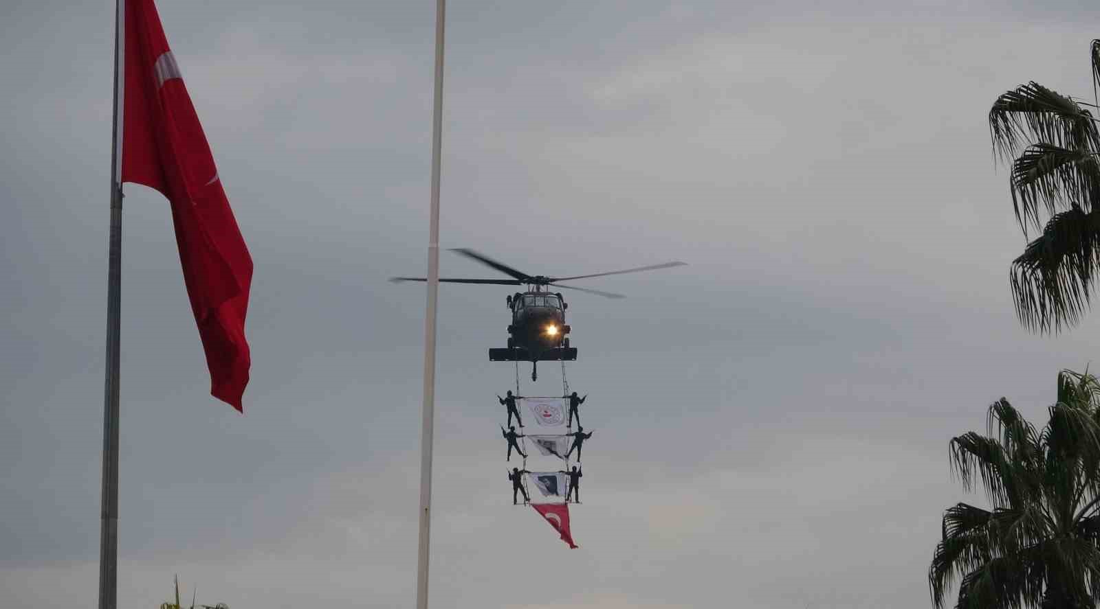 Mersin’de coşkulu kurtuluş yıl dönümü: JÖAK helikopter ile ‘üzüm salkımı’ gösterisi yaptı