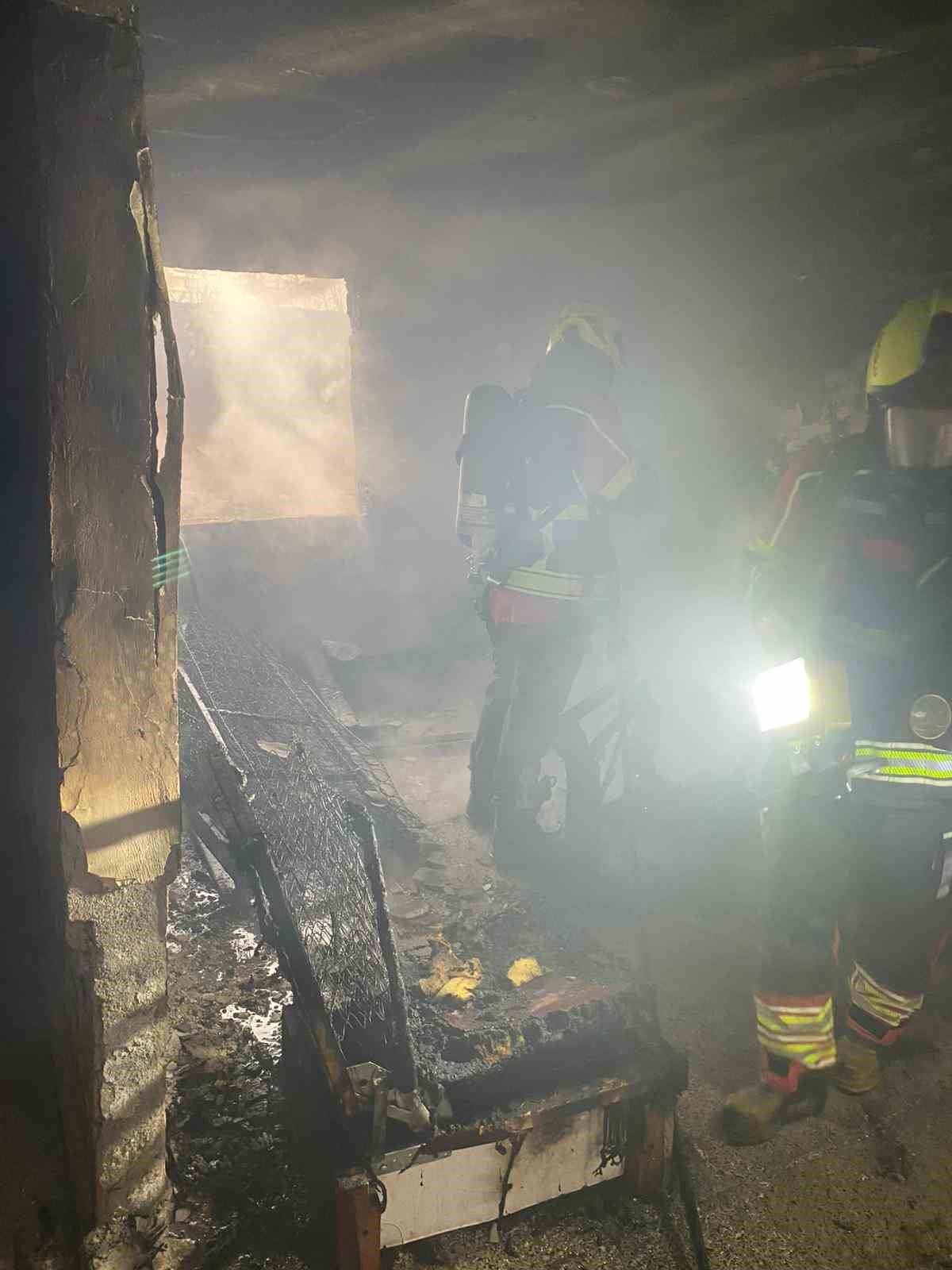 Metruk binada &ccedil;ıkan yangın, ekipleri harekete ge&ccedil;irdi
