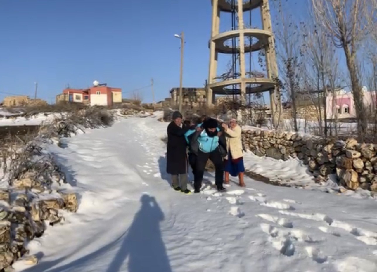 Mardin&rsquo;de fedakar sağlık personeli: 84 yaşındaki hastayı sırtında taşıdı
