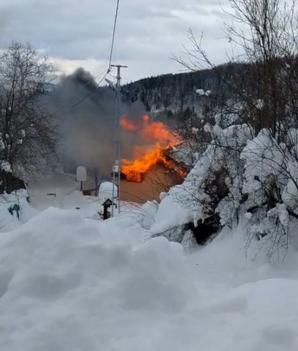 Bartın’da 1125 metre rakımda çıkan ev yangını korkuttu