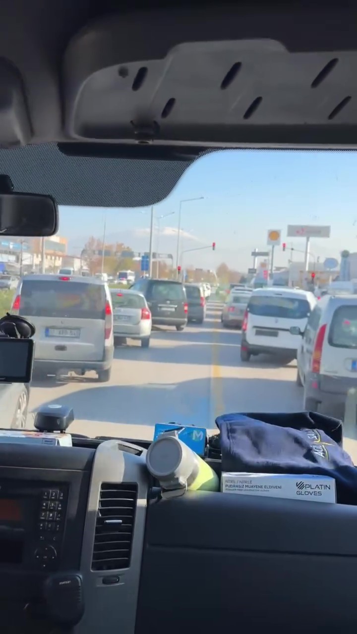 Denizli’de duyarlı sürücülerin fermuar sistemi ile yol verdiği anlar kamerada
