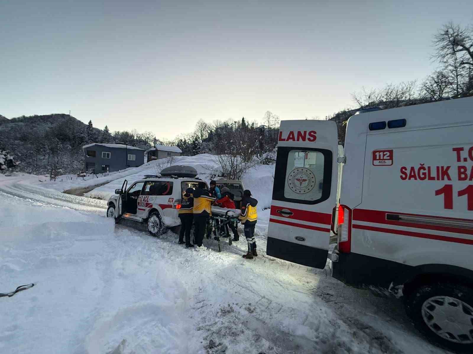 Giresun UMKE, kar nedeniyle ulaşılamayan k&ouml;yde hastaya umut oldu
