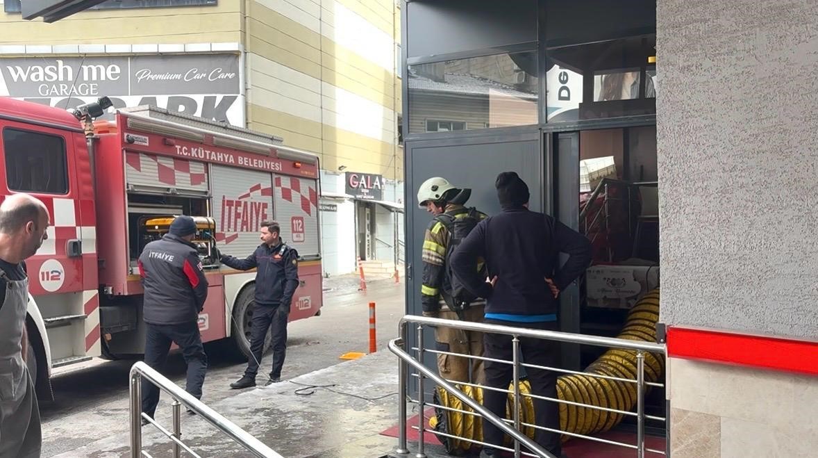 Kütahya’da korkutan yangın, 3 kişi dumandan etkilendi