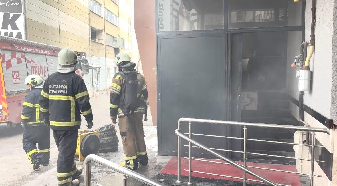 Kütahya’da korkutan yangın, 3 kişi dumandan etkilendi