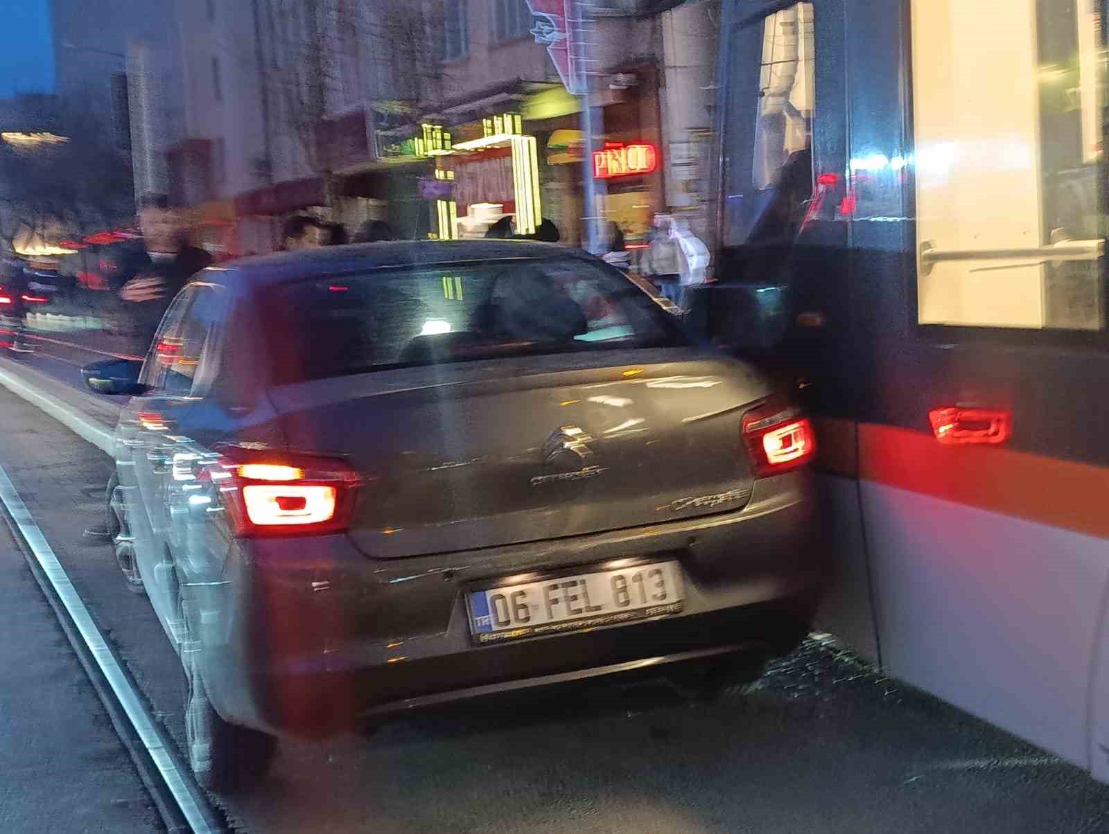 Otomobilin tramvayla çarpıştığı kazada maddi hasar oluştu