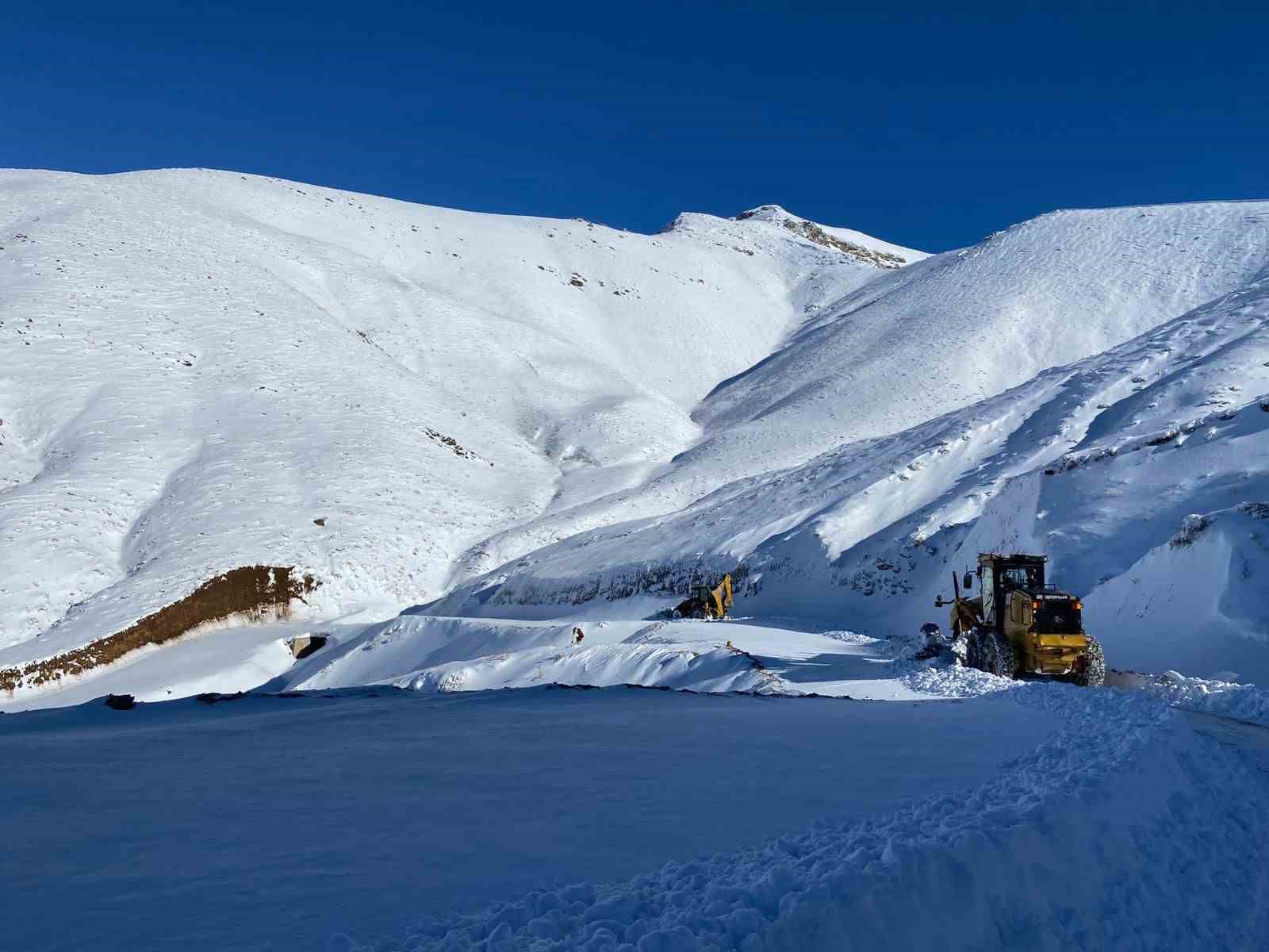 Sason&rsquo;da 392 kilometrelik yol ağı kardan temizlendi
