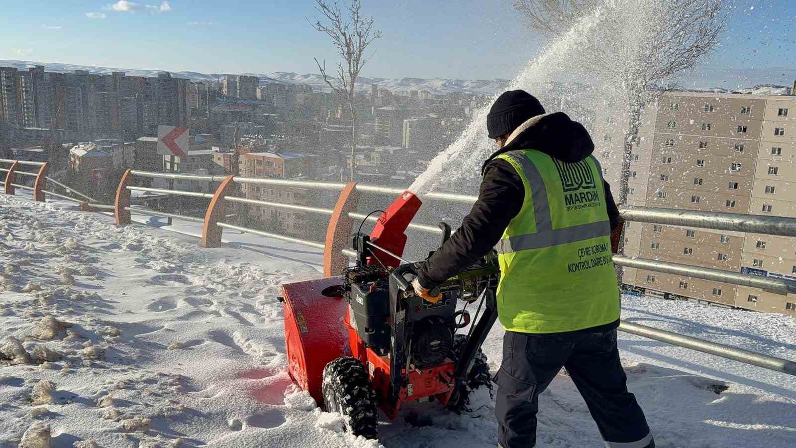 Mardin&rsquo;de karla m&uuml;cadele &ccedil;alışmaları aralıksız s&uuml;r&uuml;yor
