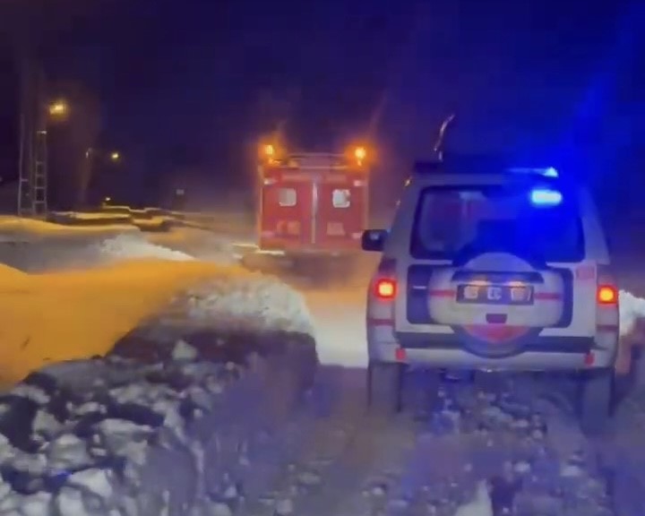 Erciş&rsquo;te kapanan yollarda hastalara Snowtrack ile ulaşıldı
