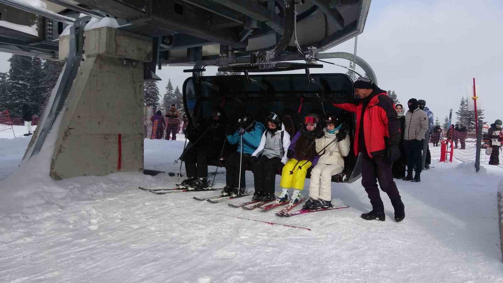 Kar yağışını fırsat bilen kayak&ccedil;ılar, Ilgaz Yurduntepe Kayak Merkezi&rsquo;ne akın etti
