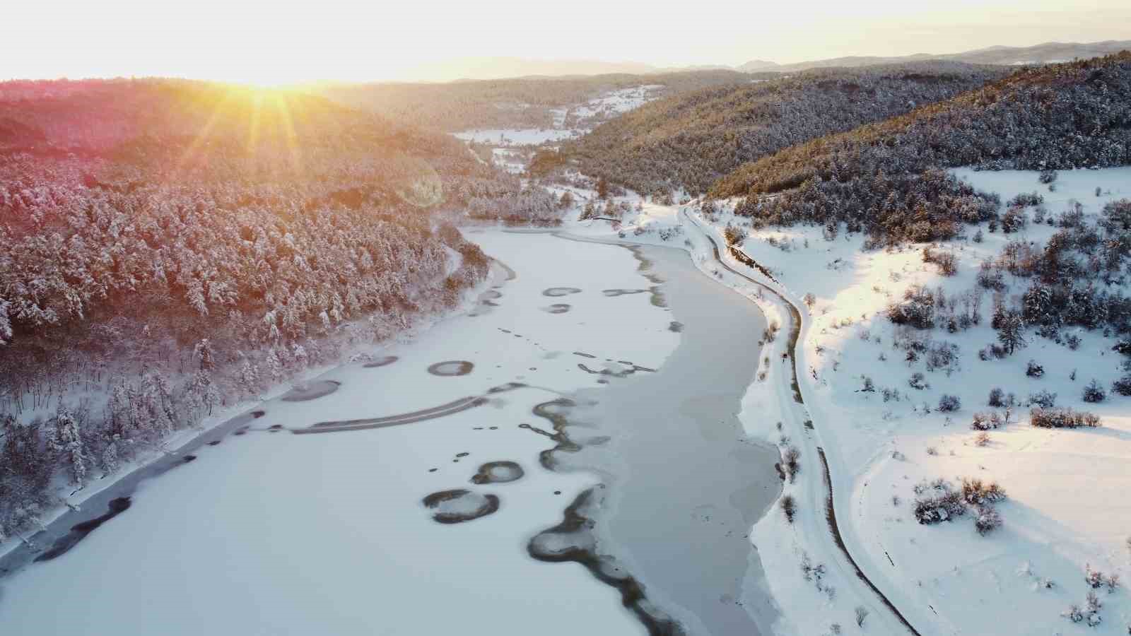 Buz tutan göletlerden kartpostallık manzaralar