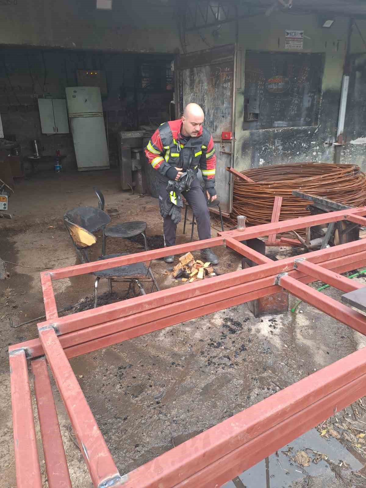 Isınmak i&ccedil;in kovaya atılan tiner patladı, itfaiyenin hızlı m&uuml;dahalesi faciayı &ouml;nledi
