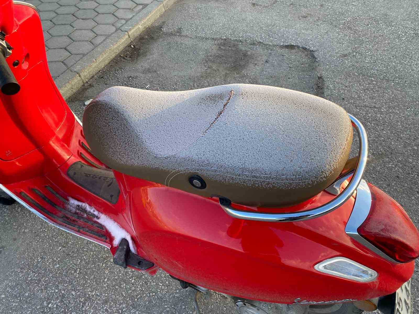 Hava sıcaklığı sıfır derecenin altına d&uuml;şt&uuml;, ara&ccedil;lar buzla kaplandı
