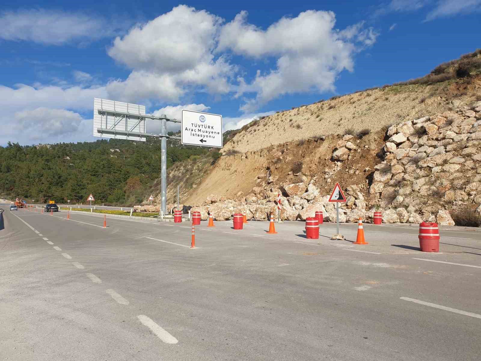 Kumluca-Kemer karayolunda toprak kayması, heyelanı &ouml;nlemek i&ccedil;in &ouml;r&uuml;len duvardaki kayalar yola sa&ccedil;ıldı
