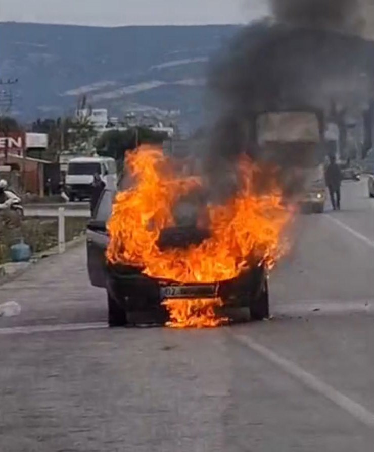 Otomobil alev alev yandı
