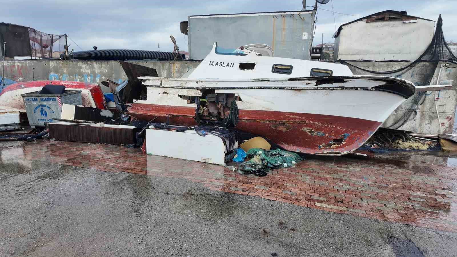Avcılar’da lodos nedeniyle 3 tekne zarar gördü