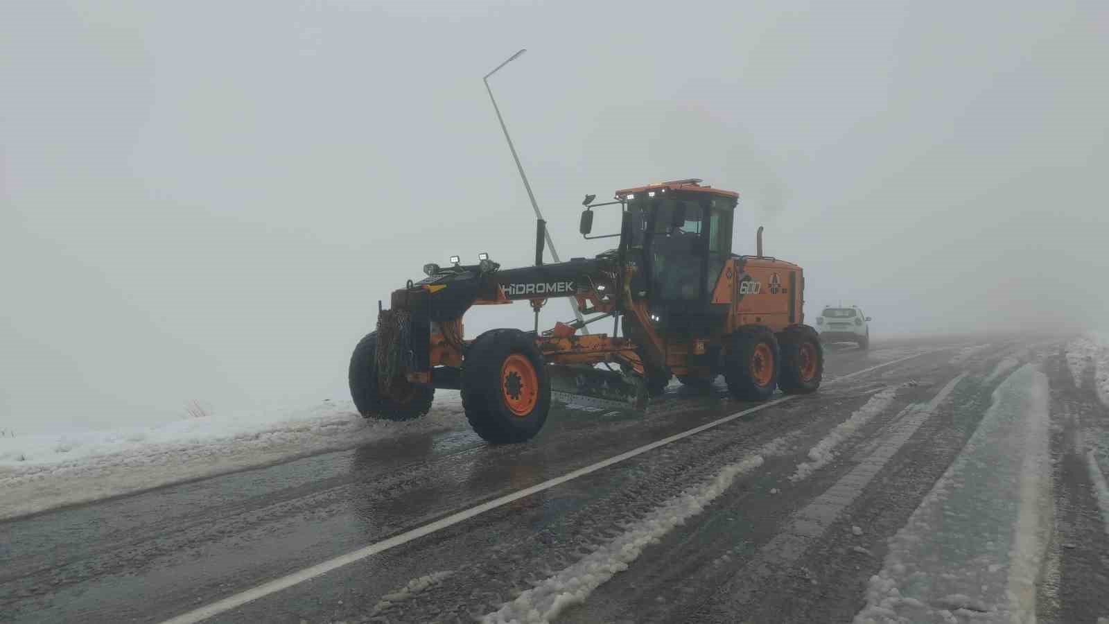&Ccedil;ığ b&ouml;lgesinde &ccedil;alışan greyder şarampole yuvarlandı: Operat&ouml;r hafif yaralandı

