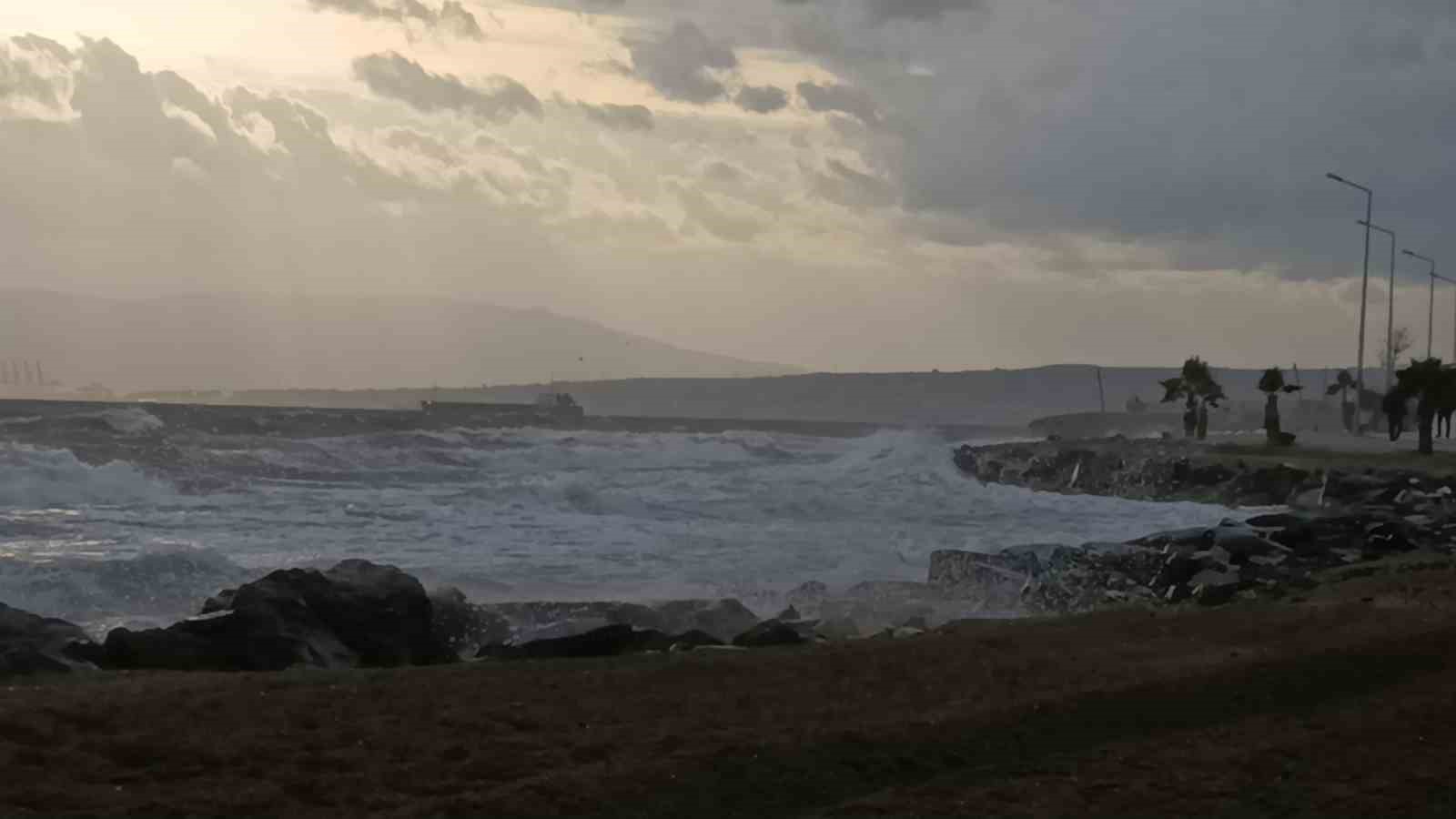 Şiddetli lodos Marmara&rsquo;yı vurdu: Tekirdağ sahil dalgalarla kaplandı

