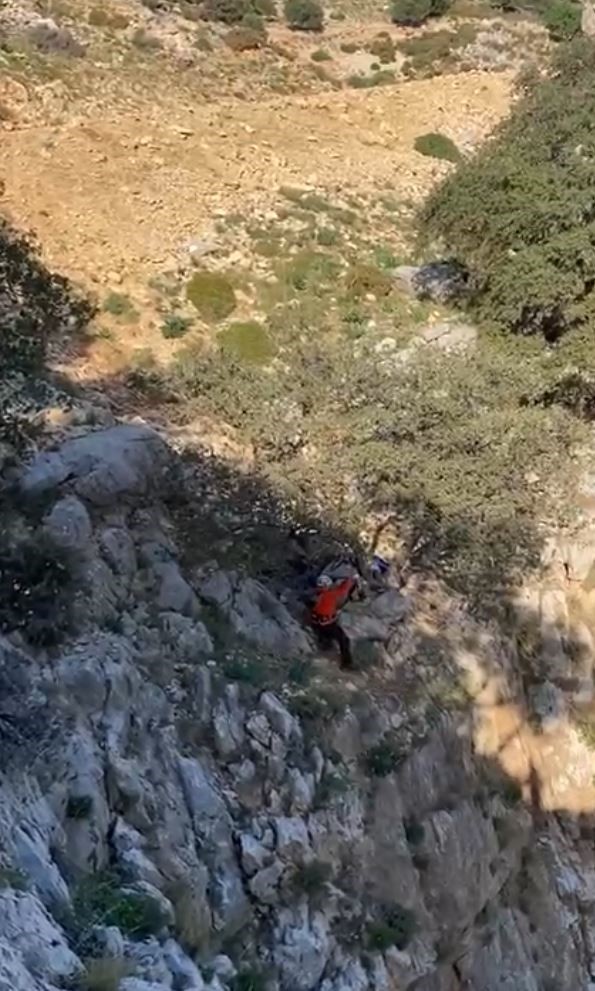 Fethiye&rsquo;de kayalıklarda mahsur kalan ke&ccedil;i kurtarıldı
