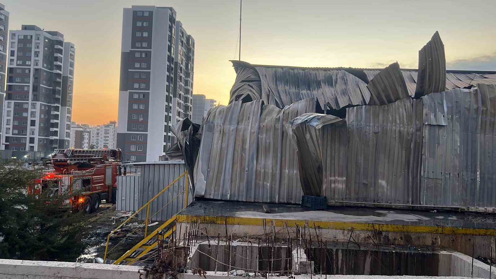 Narenciye fabrikasında yangın çıktı, çok sayıda ekip müdahale etti