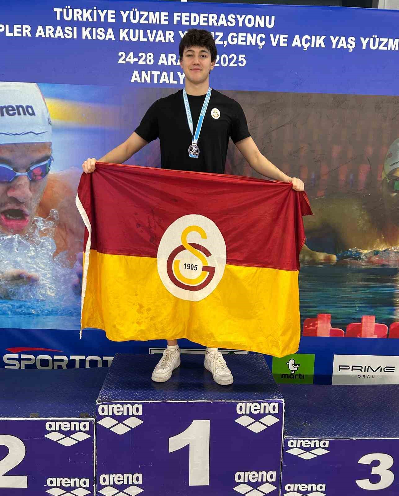 Denizlili sporcu yüzmede üç Türkiye rekoru kırdı