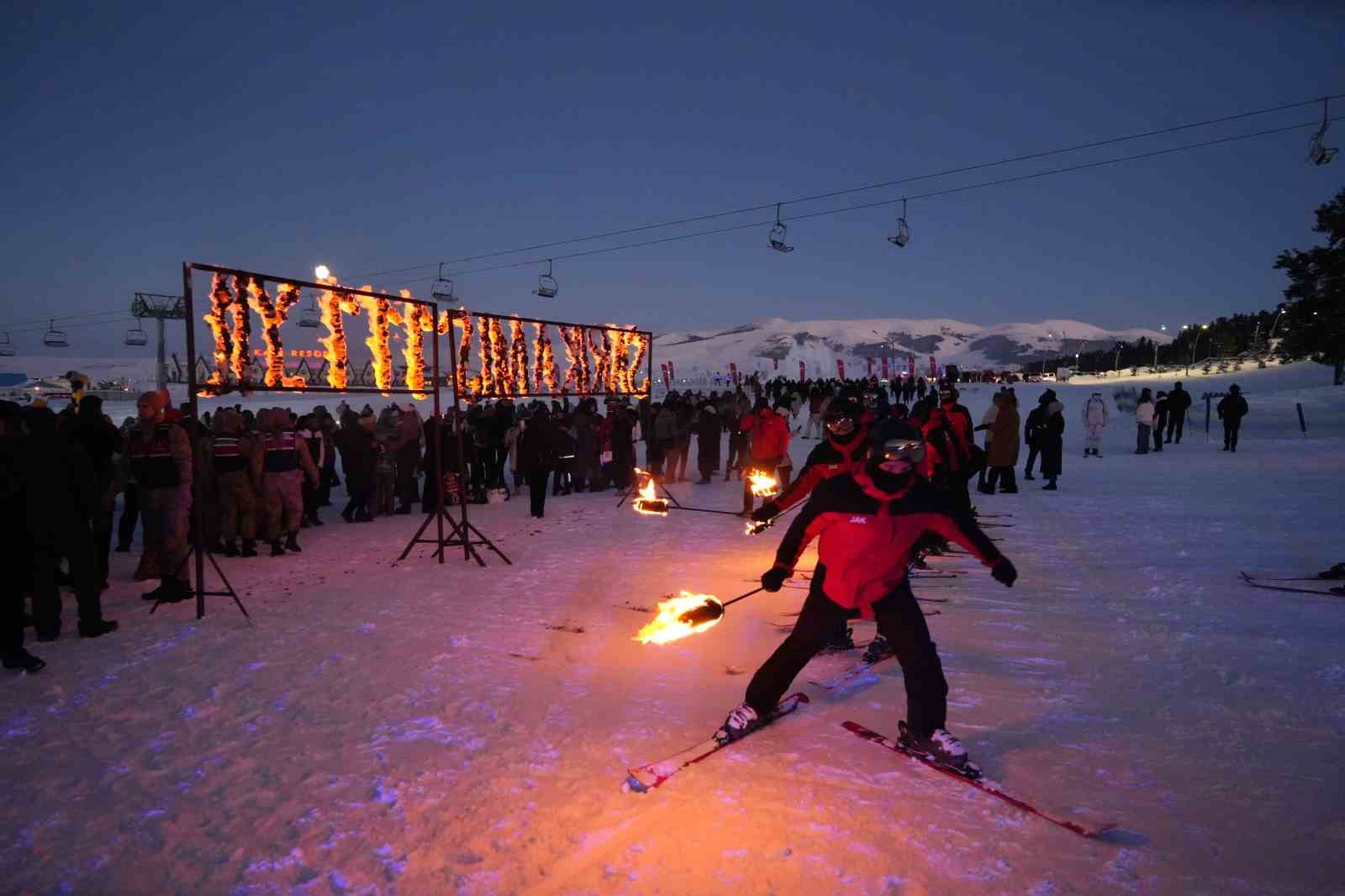 Sarıkamış şehitleri anısına meşaleli kayak gösterisi