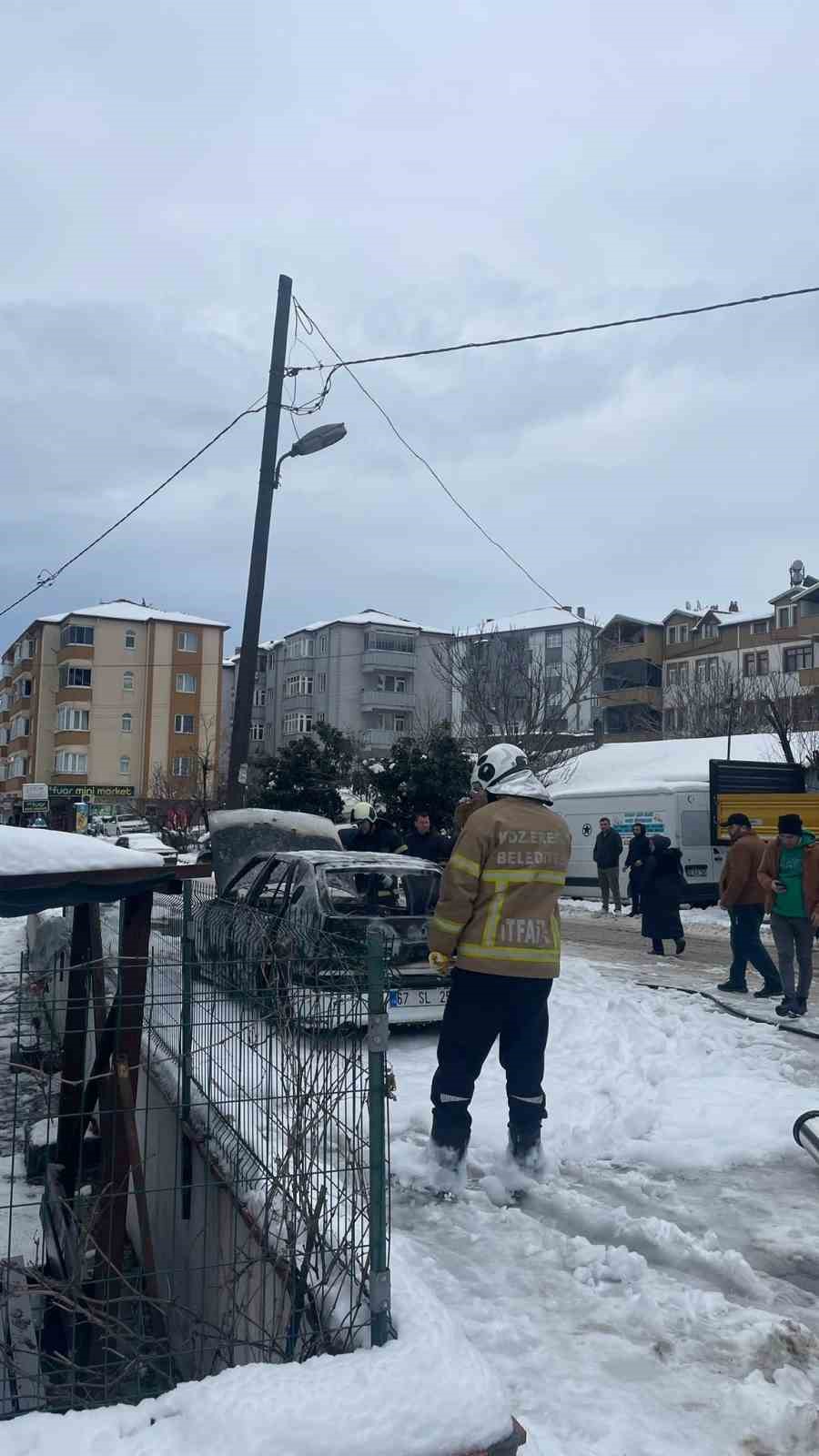 Park halindeki otomobil alev alev yandı