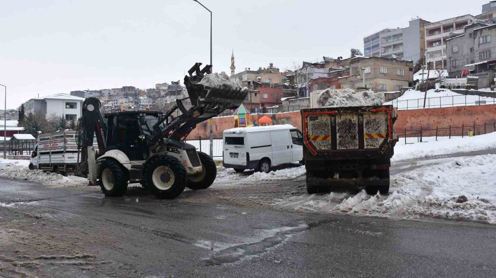 Siirt&rsquo;te karla m&uuml;cadele seferberliği: Ekipler 7/24 sahada
